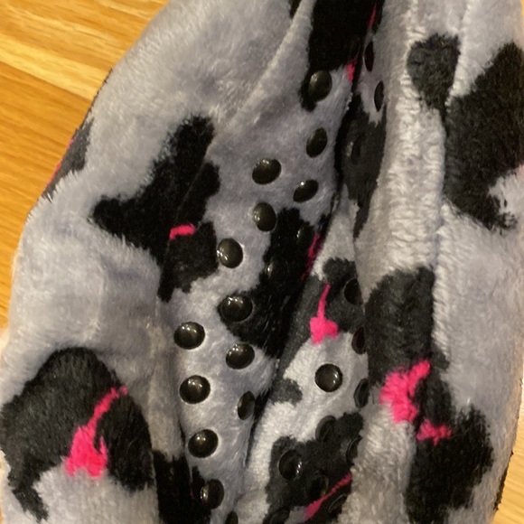 NWT. Womens slippers. Never worn. Size 6-8. - Picture 5 of 6